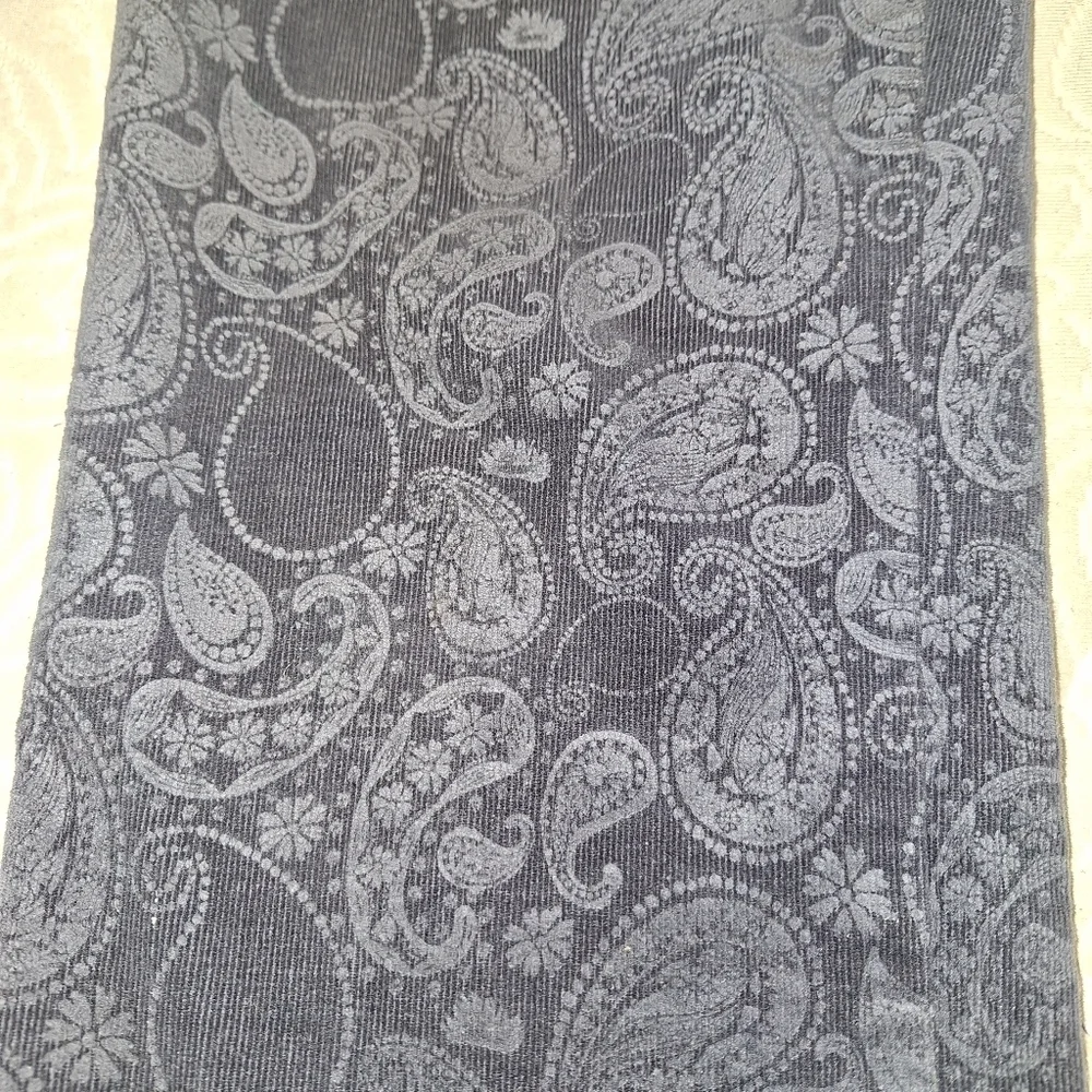 A Laura di Sarpi black denim jeans in a womens medium. 17